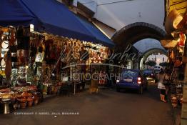 Image du Maroc Professionnelle de  Une importante rue commerciale dans le Souk des Habous. Parmi les endroits les plus pittoresques de Casablanca, la Cité de Habous conçue par les architectes Auguste Cadet et Edmond Brion d’après l’ébauche d’un premier plan-masse dû à Albert Laprade. La construction n’avait commencé qu’après la première guerre mondiale. Situé près du Palais Royale, ce joyau architectural est le point de départ de la nouvelle médina de la ville, Vendredi 18 Novembre 2011. Le quartier des Habous fait partie du patrimoine architectural de Casablanca (Photo / Abdeljalil Bounhar) 